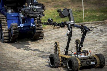 Współpraca robota PIAP Gryf z robotem Inspector (fot. PIAP)